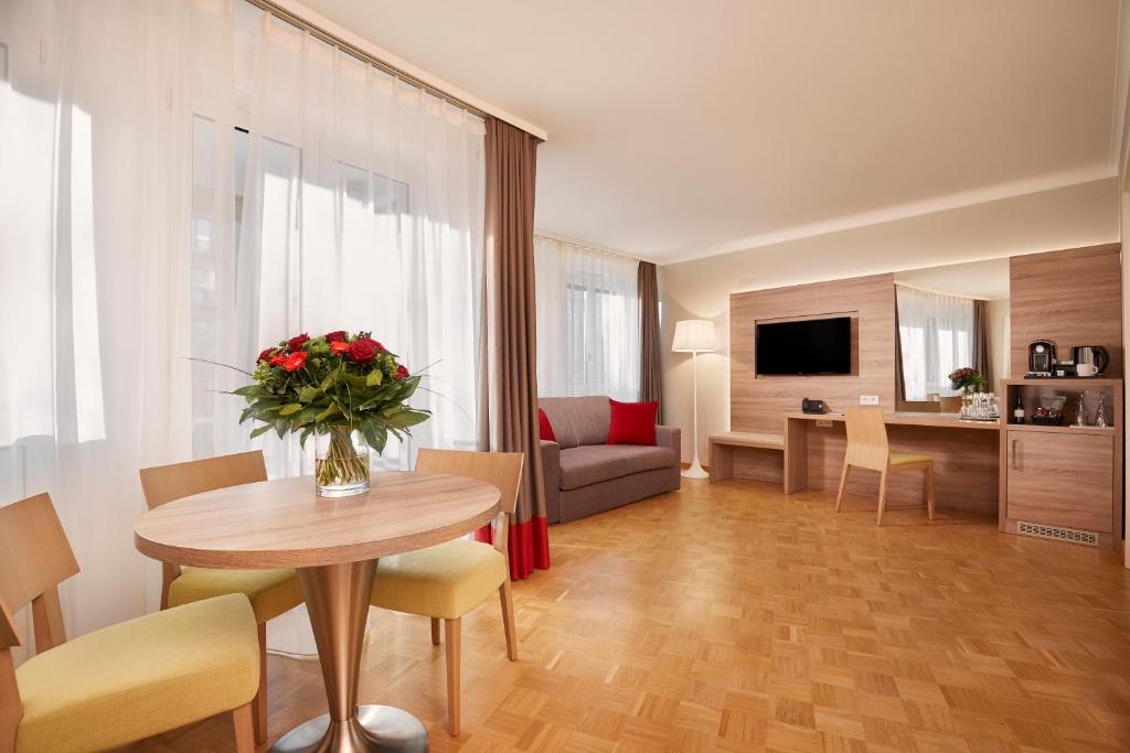 TV a/nebo společenská místnost v ubytování HYPERION Hotel Berlin