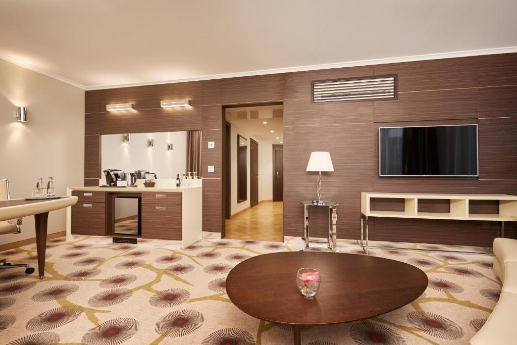 TV a/nebo společenská místnost v ubytování HYPERION Hotel Berlin
