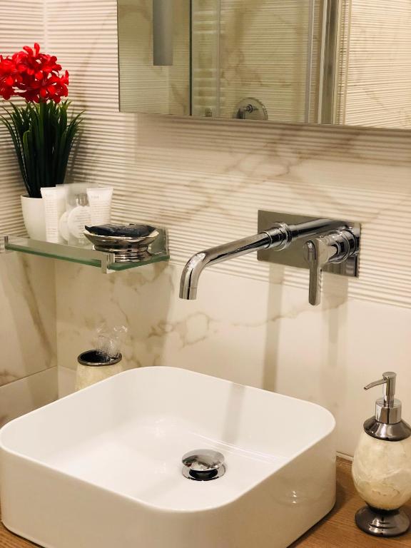 Kúpeľňa v ubytovaní KAMBAL LUXURY SUITES