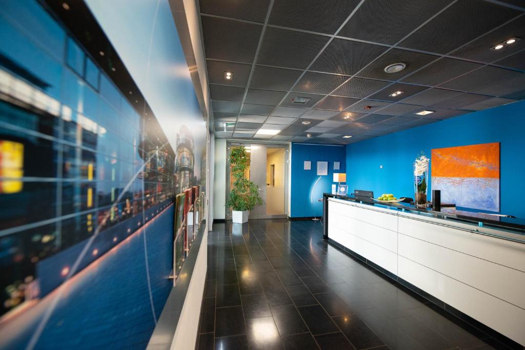 TV a/nebo společenská místnost v ubytování Livenwork Hotel & CoWorking GVZ Ingolstadt