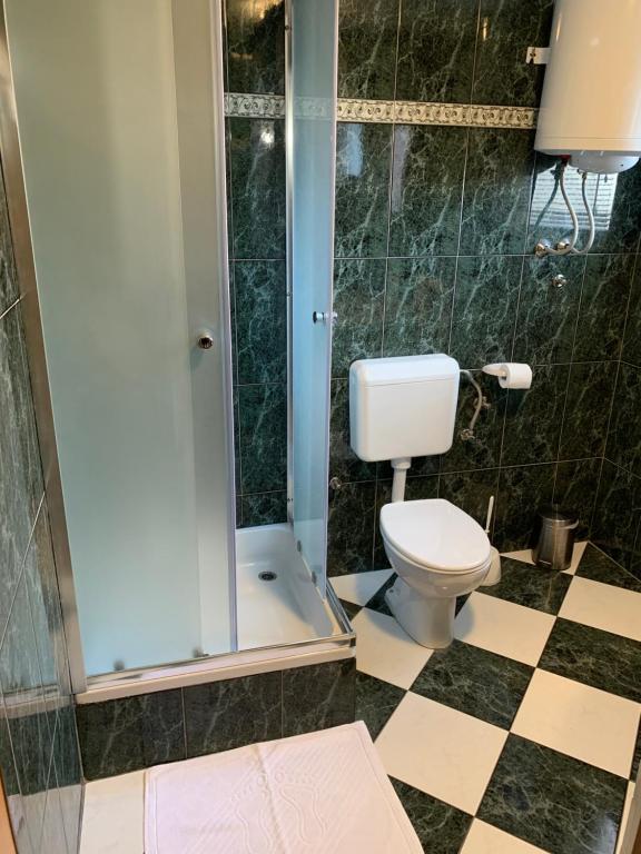 Kúpeľňa v ubytovaní Apartmani Poljanec