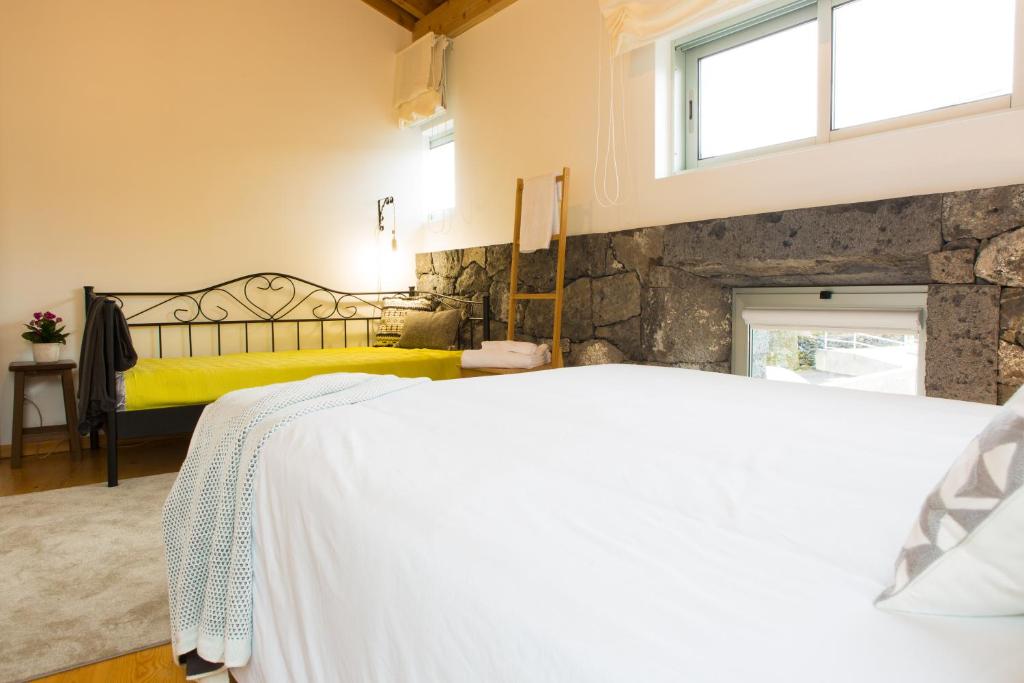 Postel nebo postele na pokoji v ubytování Casa dos Caldeiras