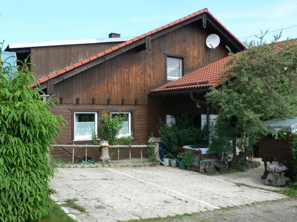 una casa de madera con una entrada delante de ella en Ferienwohnungen Waldblick en Waldmünchen
