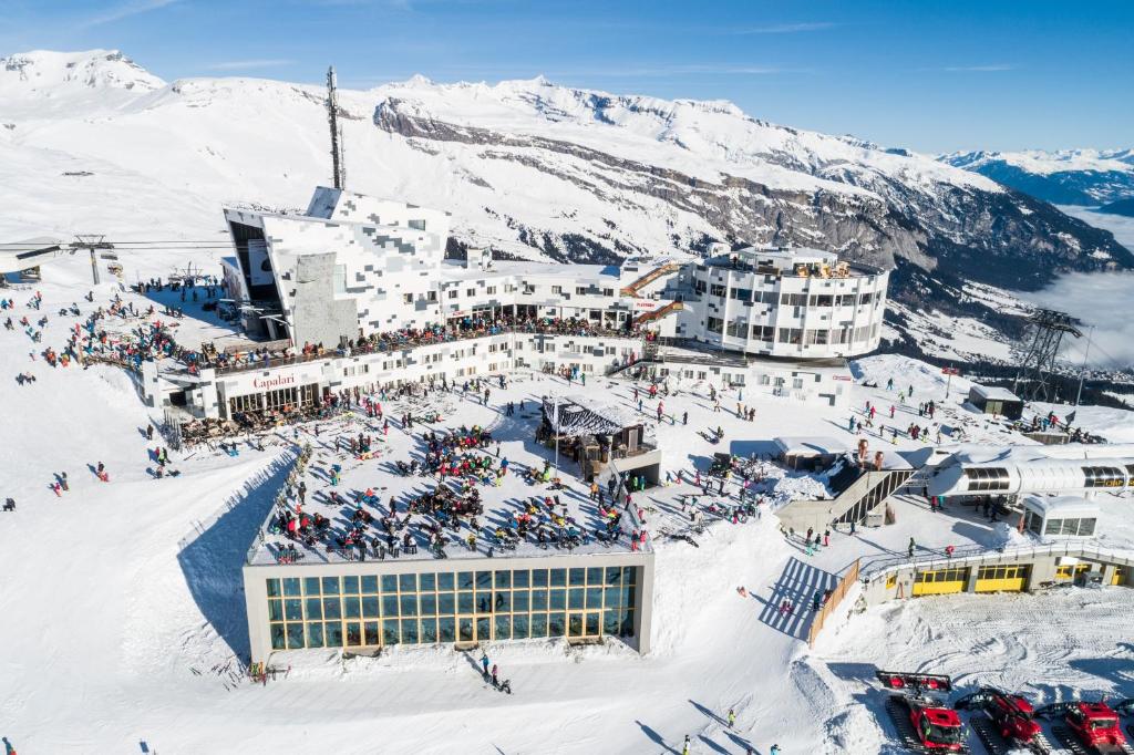 uma vista aérea de uma estância de esqui na neve em GALAAXY Mountain Hostel em Laax