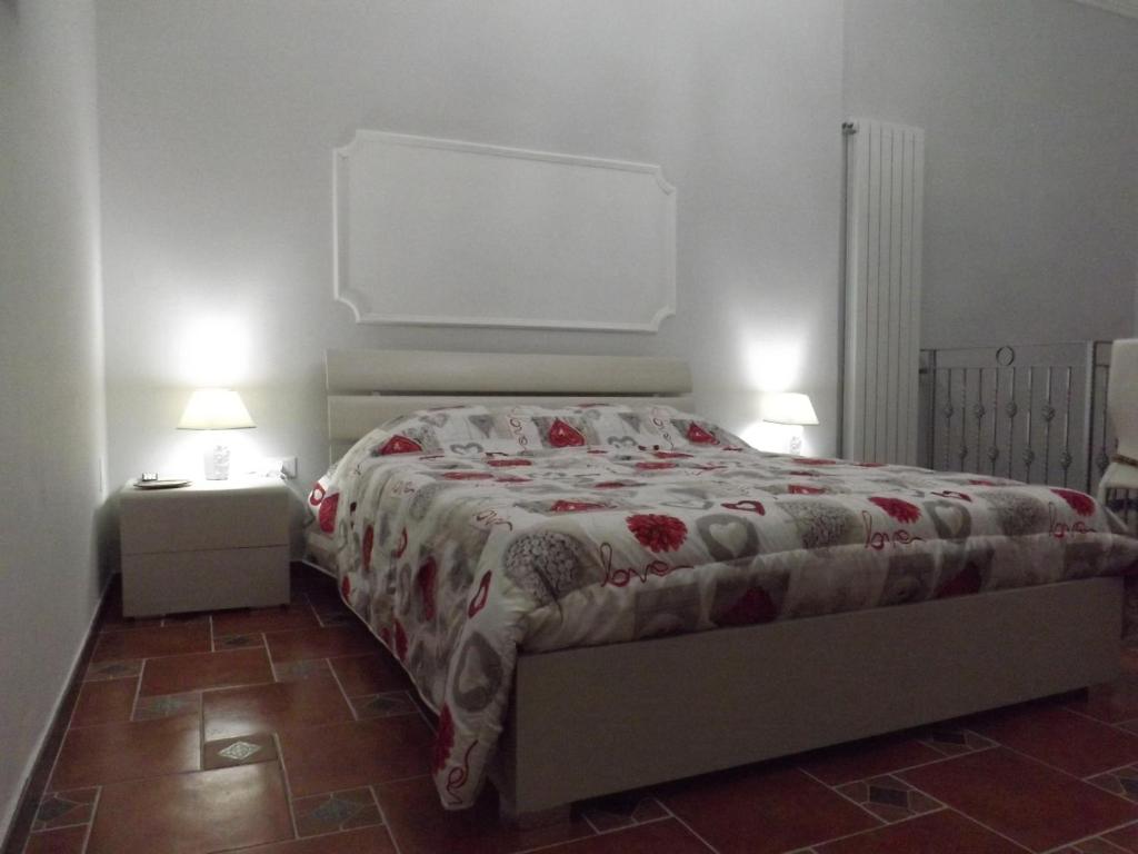 - une chambre avec un lit, 2 lampes et une télévision dans l'établissement B&B Milena, à Sava