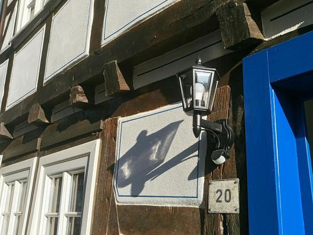 una luz de la calle en el lateral de un edificio en Ferienwohnungen Homberger Altstadt en Homberg