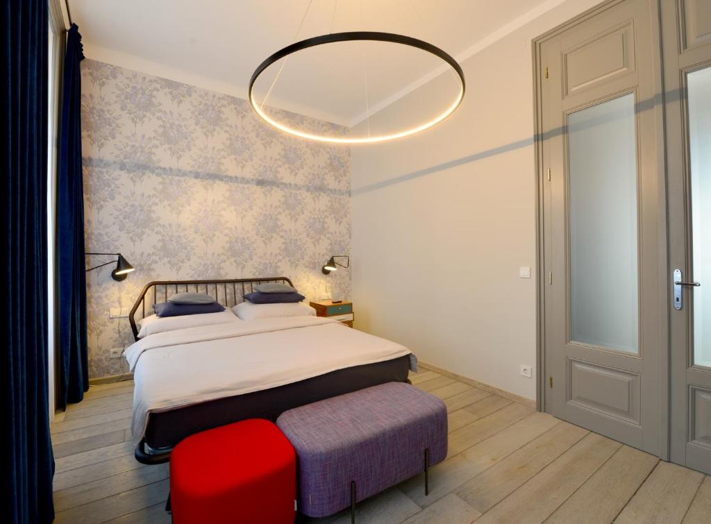 Кровать или кровати в номере Chic And Modern In Hip Area