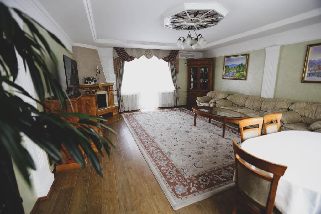Solnichnaia Dolyna - One-Bedroom Apartment