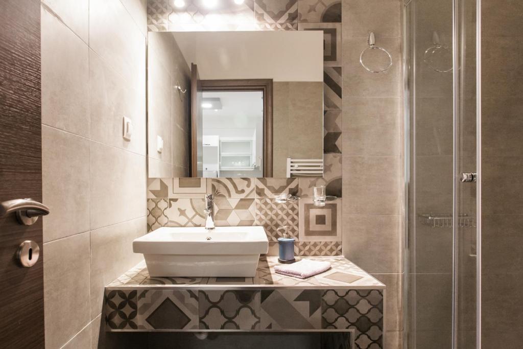 Nicholas Point Apartments and Rooms