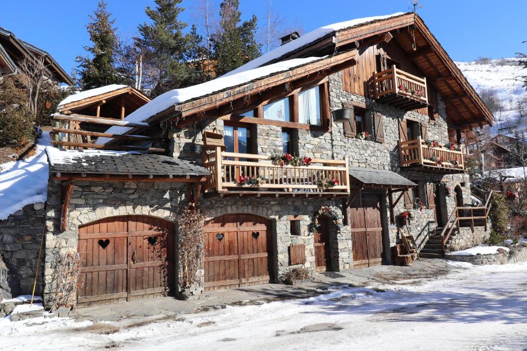 una casa con due porte garage nella neve di Appartement cosy pour 4 personnes en chalet de pierres a Saint-Martin-de-Belleville