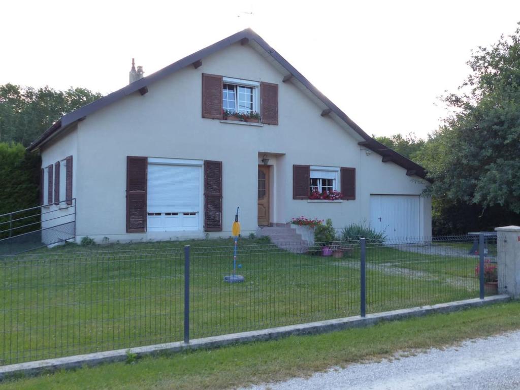 ein weißes Haus mit einem Zaun davor in der Unterkunft Chez Karinette in Les Rivières-Henruel