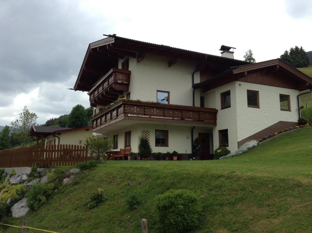 uma casa grande no topo de uma colina em Haus Zirmblick em Saalbach-Hinterglemm