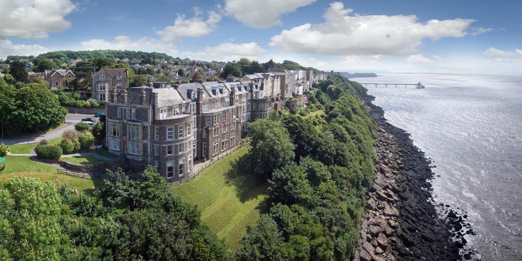 um grande edifício numa colina junto à água em Best Western Walton Park Hotel em Clevedon