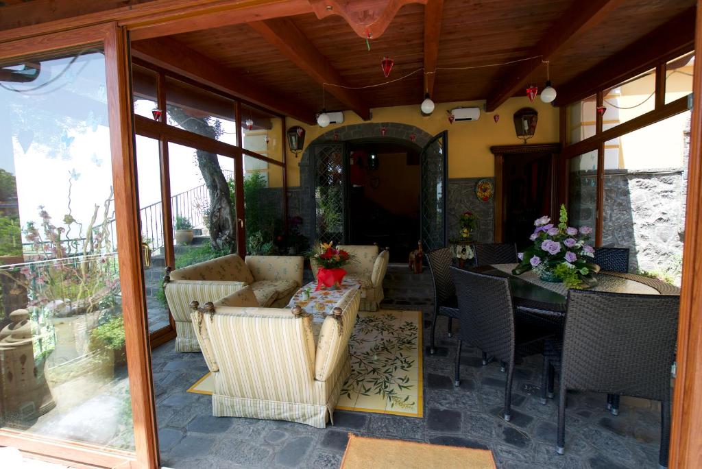 Posezení v ubytování La Dimora le Fumarole Rooms
