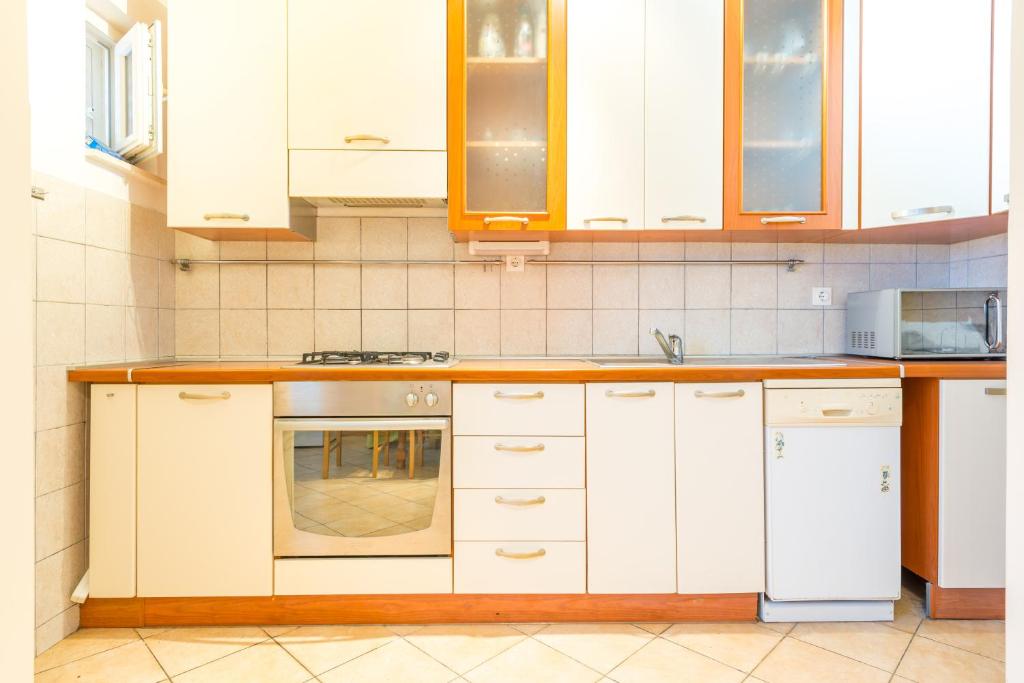Kuchyňa alebo kuchynka v ubytovaní Apartment Miha Marusic