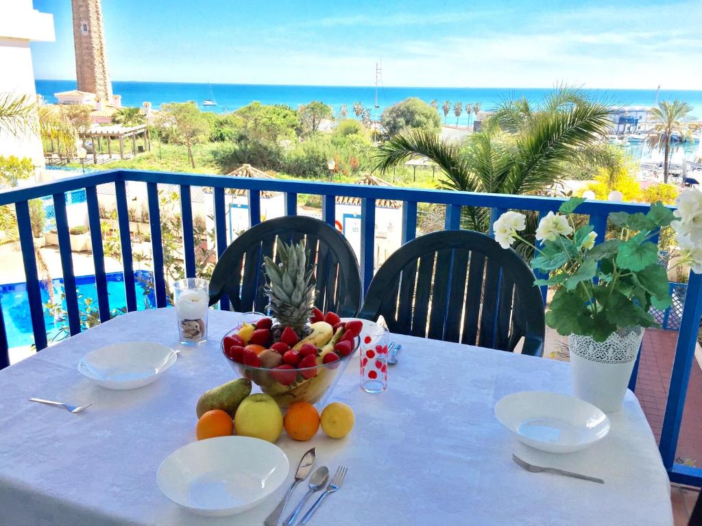 - une table avec un bol de fruits sur le balcon dans l'établissement Bellavista Costa del Sol, à Estepona