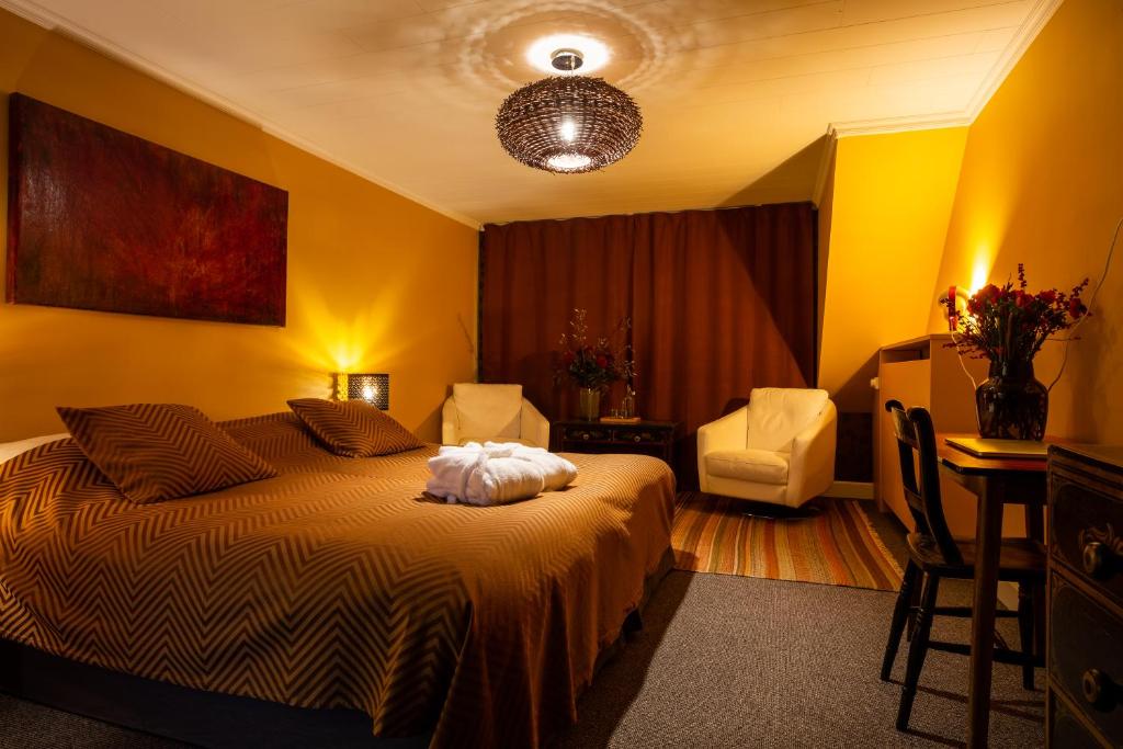 1 dormitorio con cama, escritorio y mesa en Place to Bee (Kamers) en Kortrijk