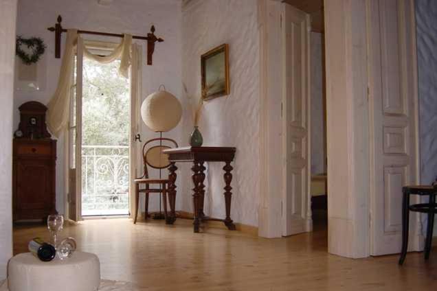 Habitación con mesa y puerta con ventana en Pavezzo Country Retreat, en Katouna