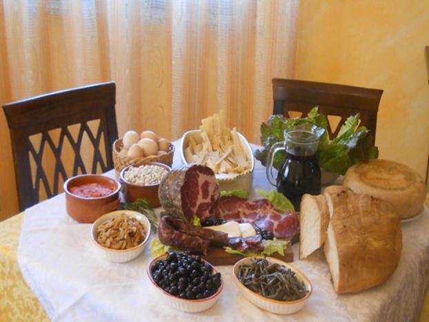 una tabella ricoperta con diversi tipi di pane e altri alimenti di La Dolce Sosta a Pietrelcina