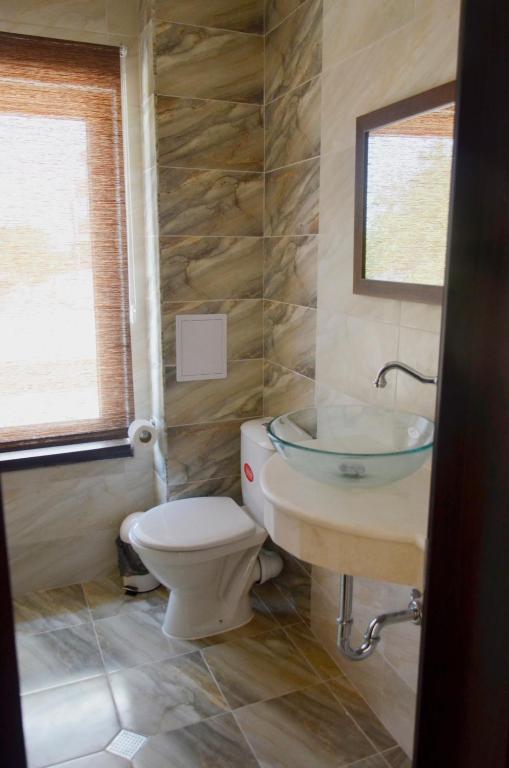 Koupelna v ubytování Ashram Hotel