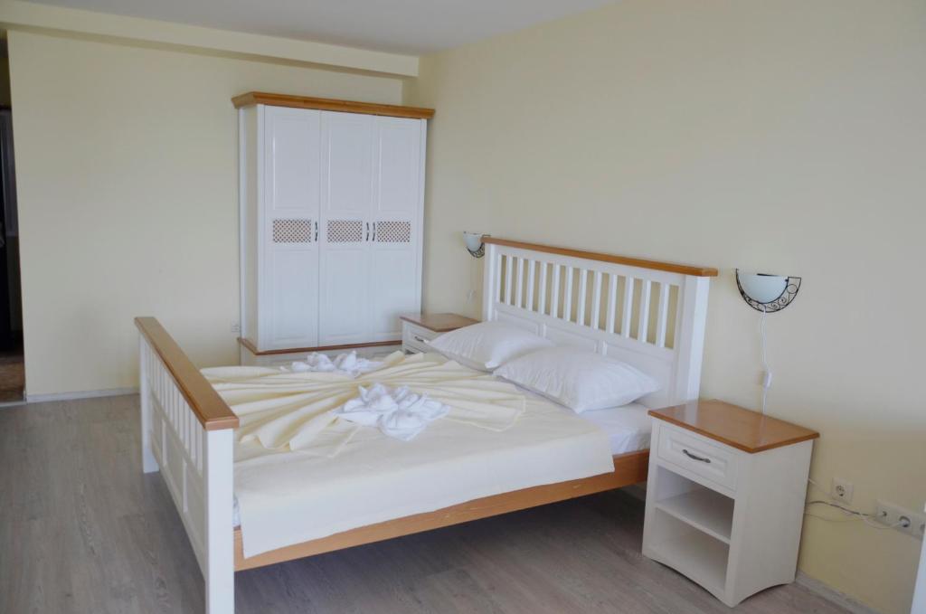Postel nebo postele na pokoji v ubytování Ashram Hotel