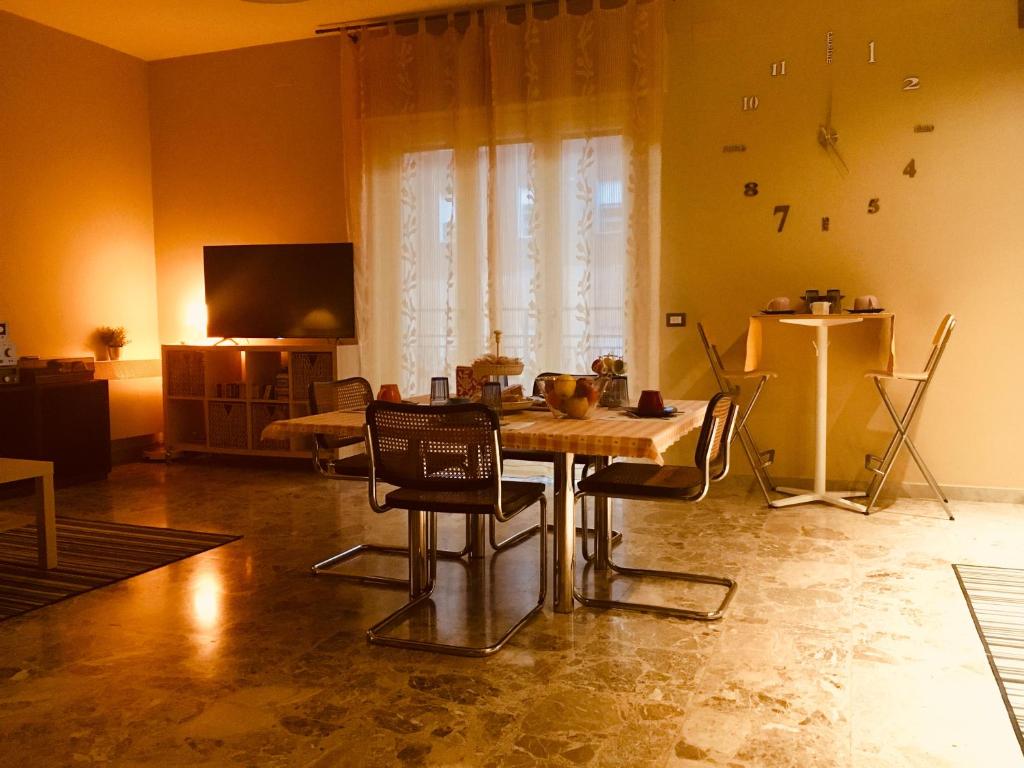 Televízia a/alebo spoločenská miestnosť v ubytovaní B&B AMICI MIEI