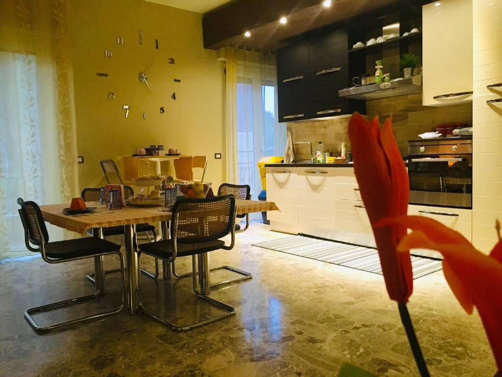 una cucina con tavolo e sedie in una stanza di B&B AMICI MIEI a Lanciano