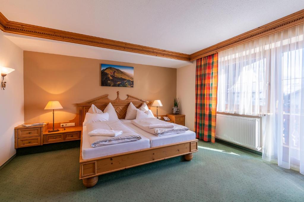 Postel nebo postele na pokoji v ubytování SCOL Sporthotel Zillertal