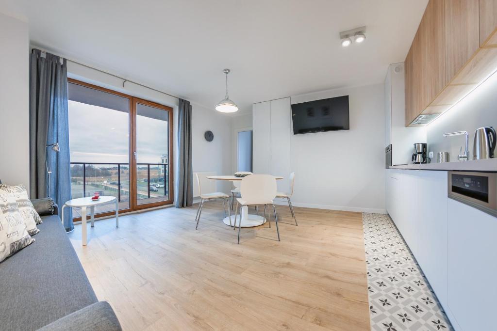 Apartamenty Sun & Snow Kołobrzeg Resorts z basenem - Apartment With Balcony