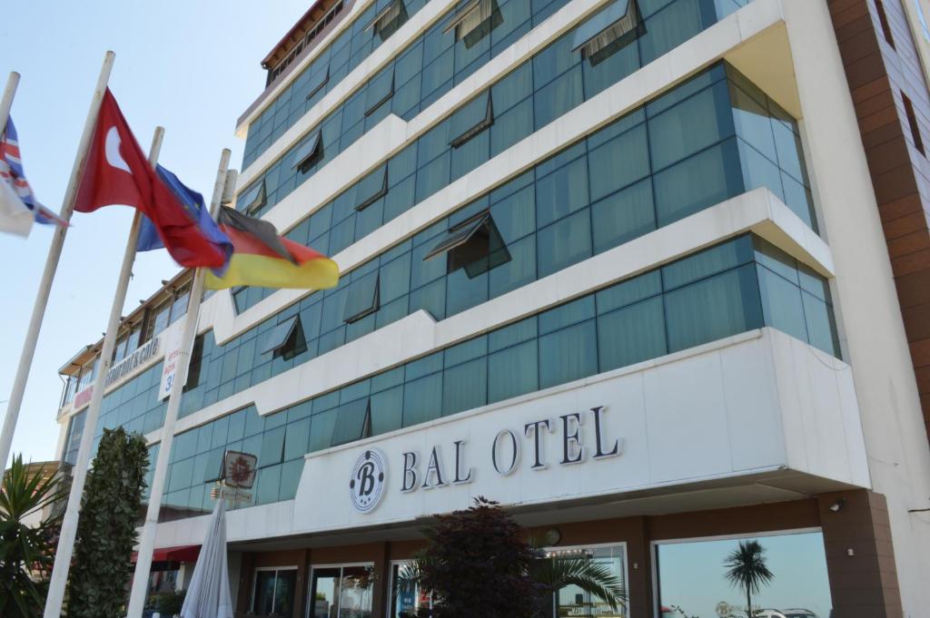 un edificio con el nombre de la esfera de la bola del hotel en Bal Hotel, en Tirebolu