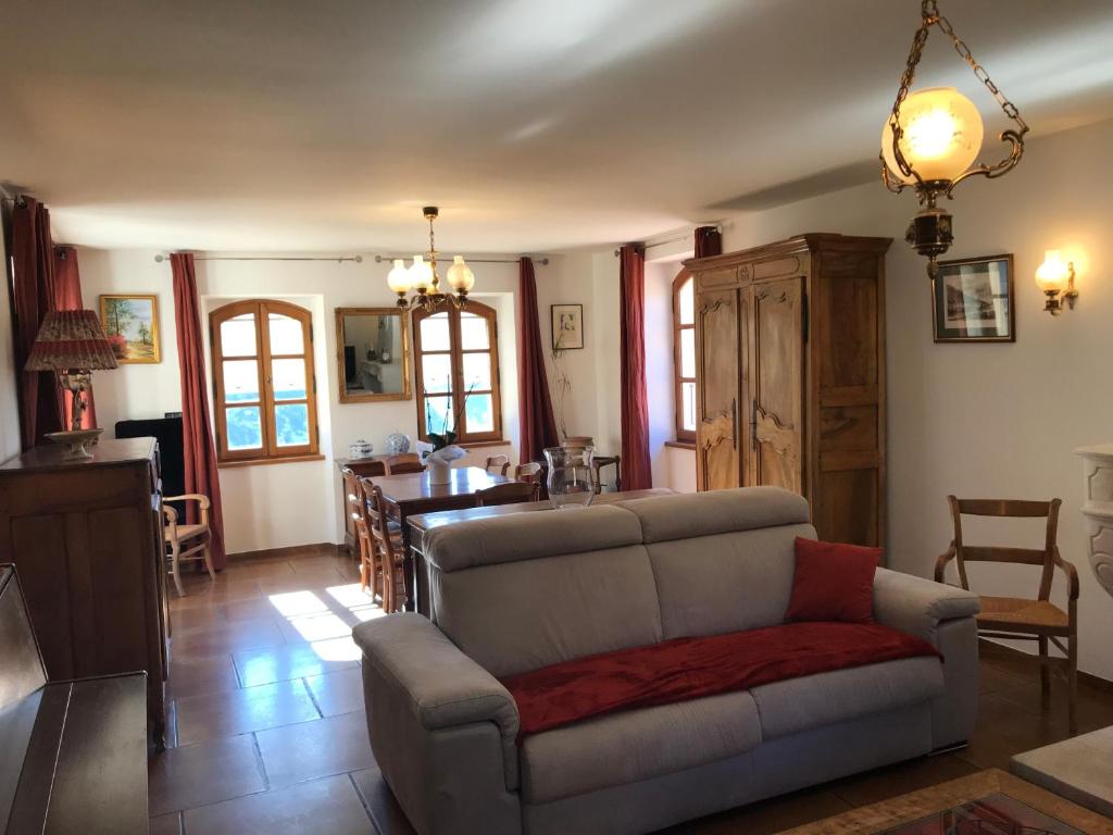 a living room with a couch and a table at La Clue/ le Jas du Ventoux in Plaisians