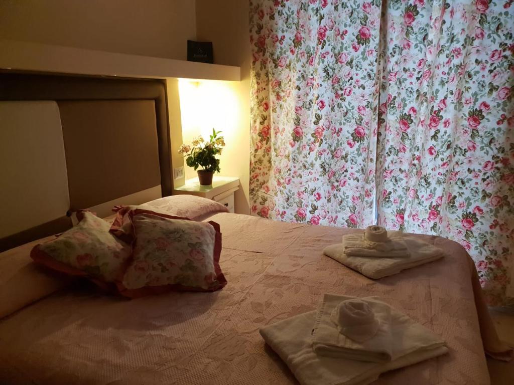 Łóżko lub łóżka w pokoju w obiekcie Albergo Del Centro Storico