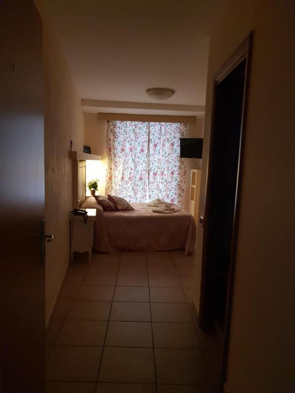 Łóżko lub łóżka w pokoju w obiekcie Albergo Del Centro Storico