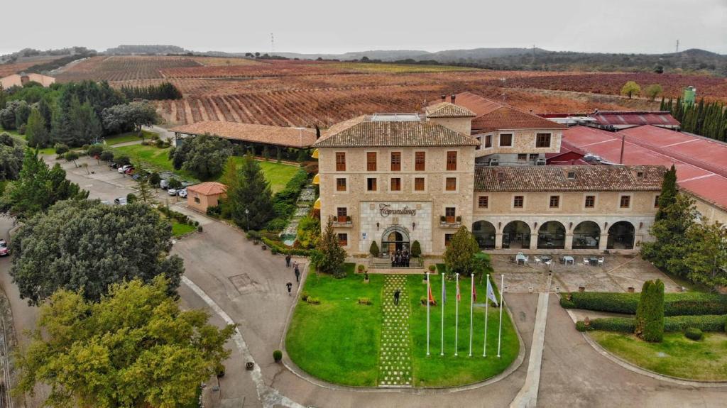 een luchtzicht op een groot gebouw met een tuin bij Hotel Torremilanos in Aranda de Duero