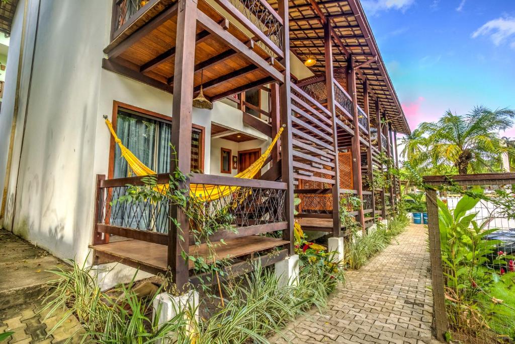 a building with wooden stairs on the side of it at Paradiso Flat Itacaré in Itacaré