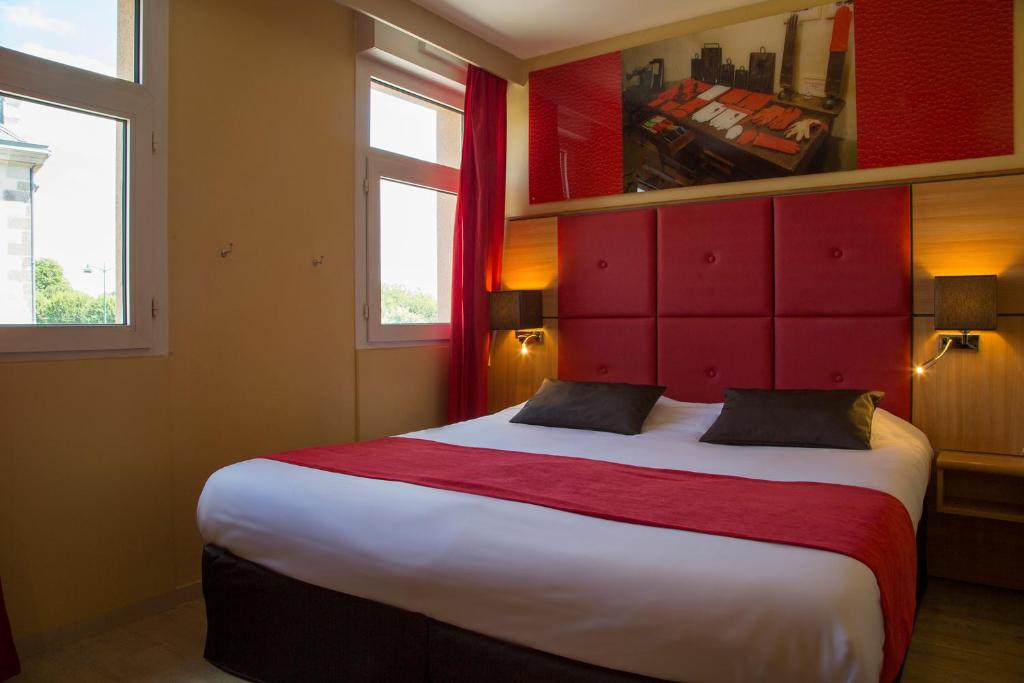 Postel nebo postele na pokoji v ubytování The Originals City, Hôtel Le Boeuf Rouge, Saint-Junien