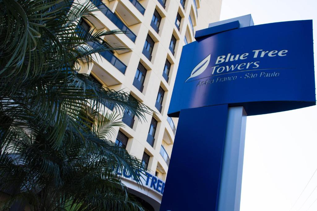 聖保羅的住宿－Blue Tree Towers Anália Franco - Tatuapé，建筑前的蓝色标志