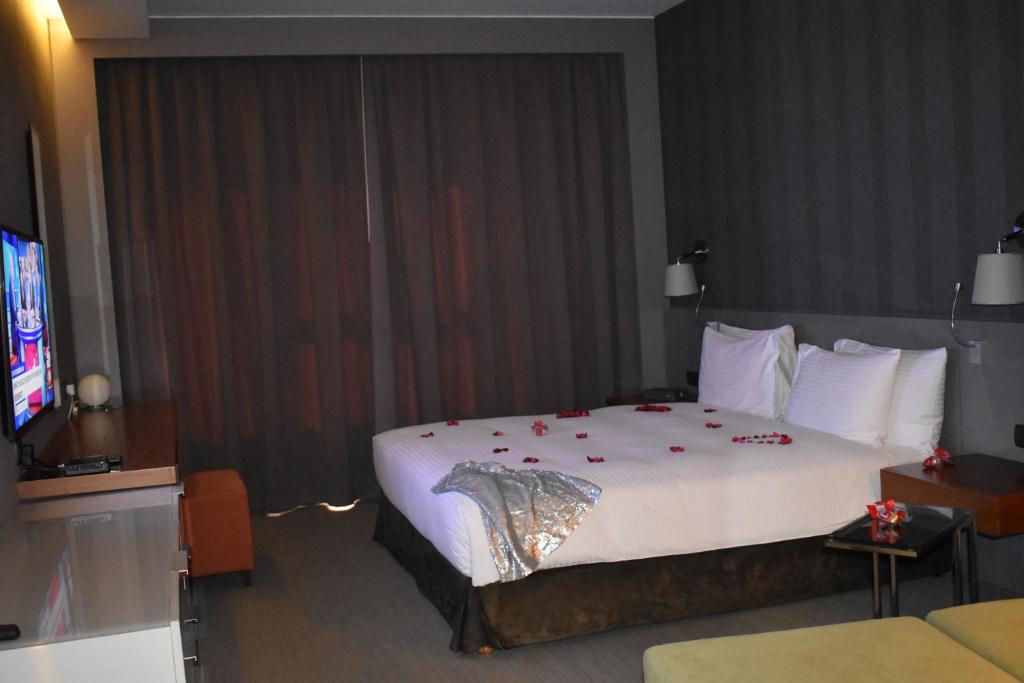 Postel nebo postele na pokoji v ubytování ParkTower Suites