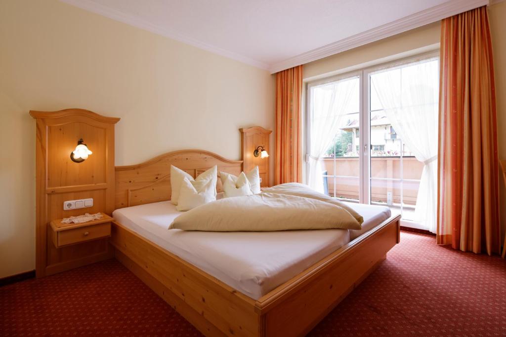 una camera da letto con un letto e una grande finestra di Appartment Kinigadner a Pertisau