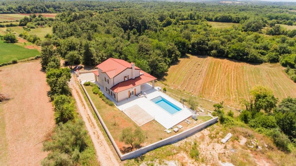 eine Luftansicht eines Hauses mit Pool in der Unterkunft Villa Minu in Radetići