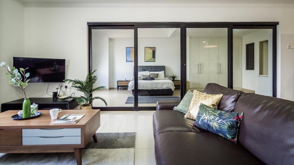 een woonkamer met een bank en een salontafel bij Encorp Strand Residences by Airhost in Kota Damansara
