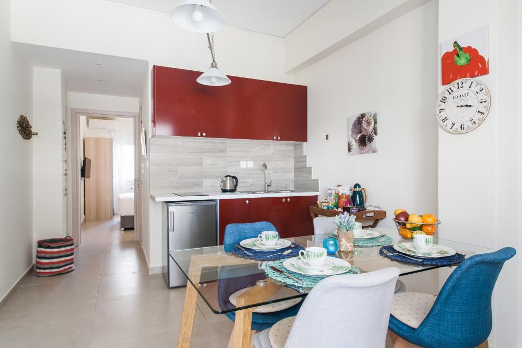 een keuken en eetkamer met een tafel en stoelen bij Athens Homes in Athene