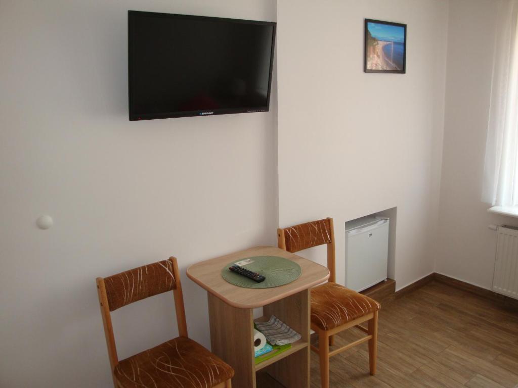 Televízia a/alebo spoločenská miestnosť v ubytovaní Lucy