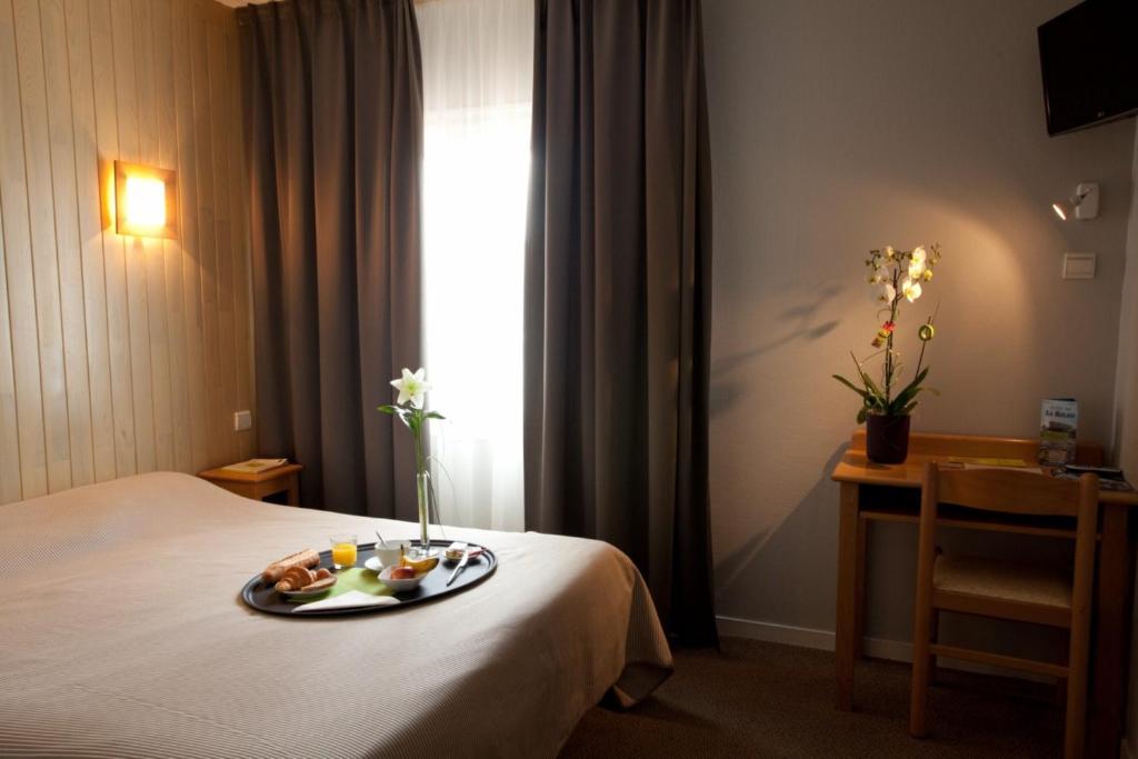 Postel nebo postele na pokoji v ubytování Logis Hôtel Le Relais