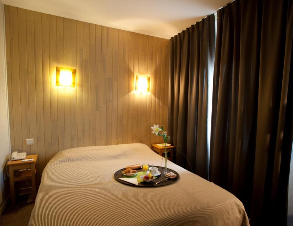 Postel nebo postele na pokoji v ubytování Logis Hôtel Le Relais