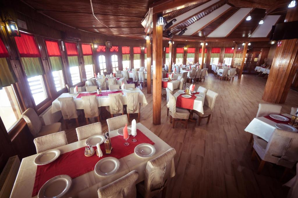 Restaurace v ubytování Hotel Insula