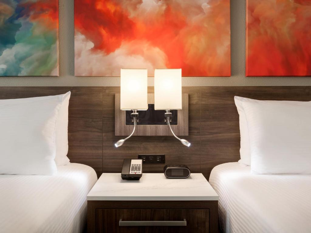 Postel nebo postele na pokoji v ubytování Buena Vista Suites Orlando