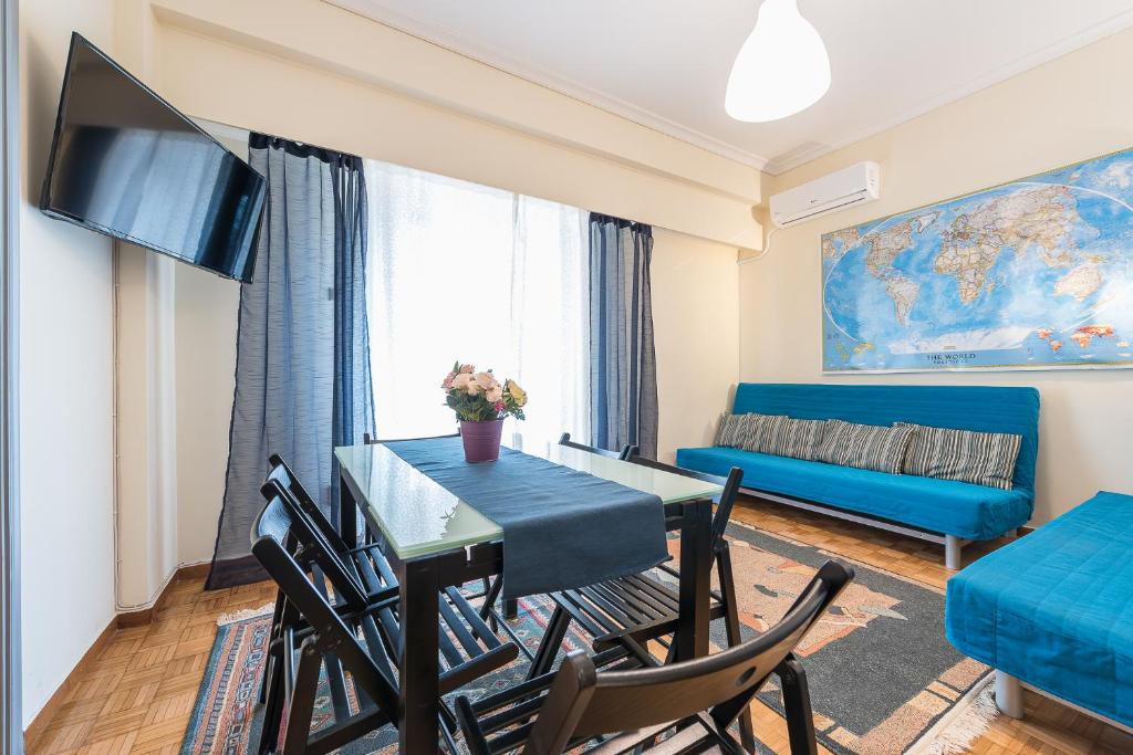 Televízia a/alebo spoločenská miestnosť v ubytovaní My Athens Gem
