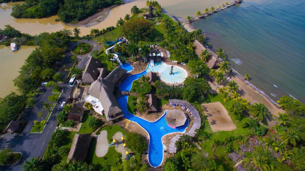 una vista aérea de una isla en el agua en Amatique Bay Hotel en Puerto Barrios