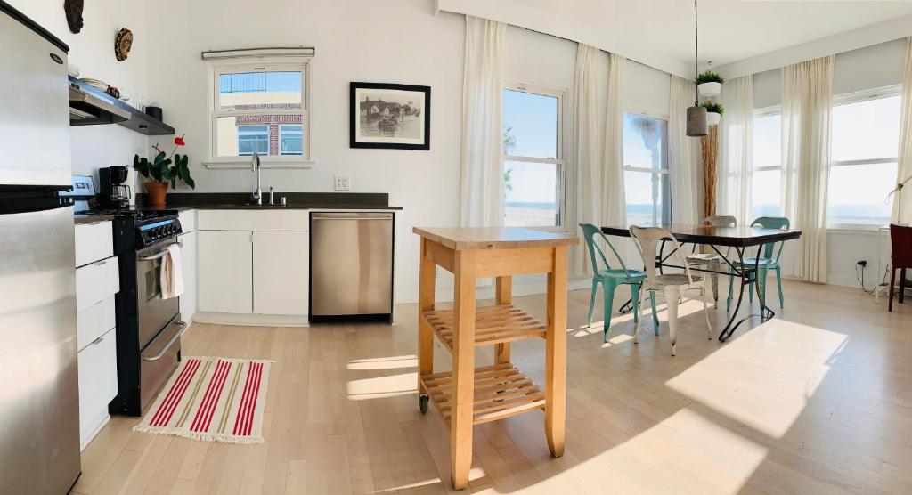 a kitchen and dining room with a table and chairs at Su Casa at Venice Beach in Los Angeles